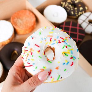 ¡Paga 18 lleva 24 donas mixtas!